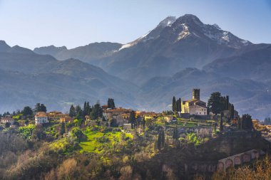 Kışın Barga kasabası ve Alpi Apuane dağları. Garfagnana, Toskana, İtalya Avrupa