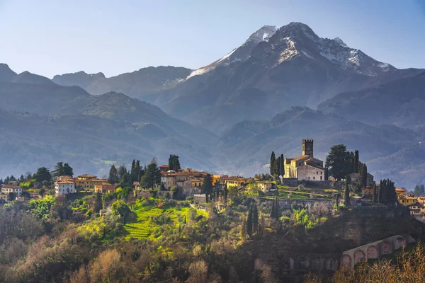 Barga Město Alpi Apuane Hory Zimě Garfagnana Toskánsko Itálie Evropa — Stock fotografie