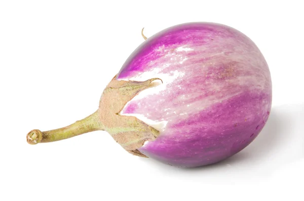 Färska aubergine på vit bakgrund — Stockfoto