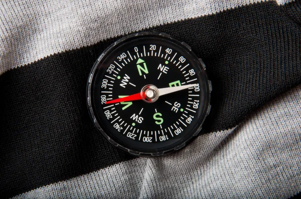 Kompass på en mörk bakgrund — Stockfoto