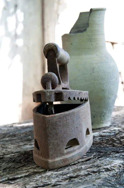 Hierro viejo sobre fondo de madera — Foto de Stock