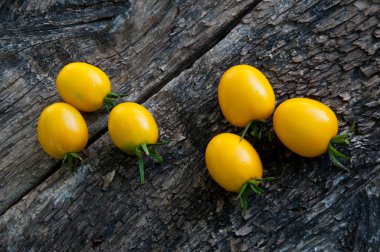 ahşap zemin üzerine sarı domates