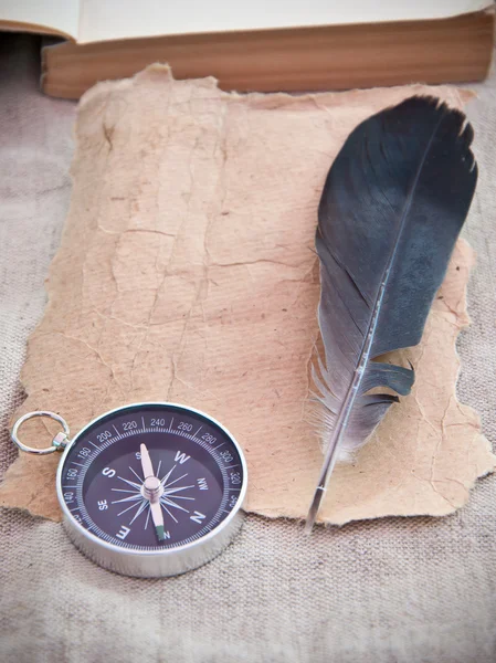 Rouleau de papier antique, plume et boussole — Photo