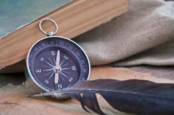 Antika papper rulla, quill penna och kompass — Stockfoto