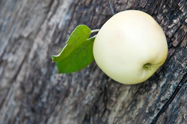 Appel op een houten achtergrond — Stockfoto