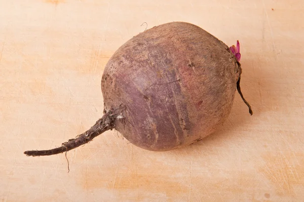 Rüben auf einem hölzernen Hintergrund — Stockfoto