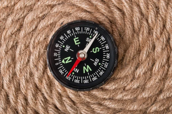 Kompass auf dem Hintergrund des Seils — Stockfoto