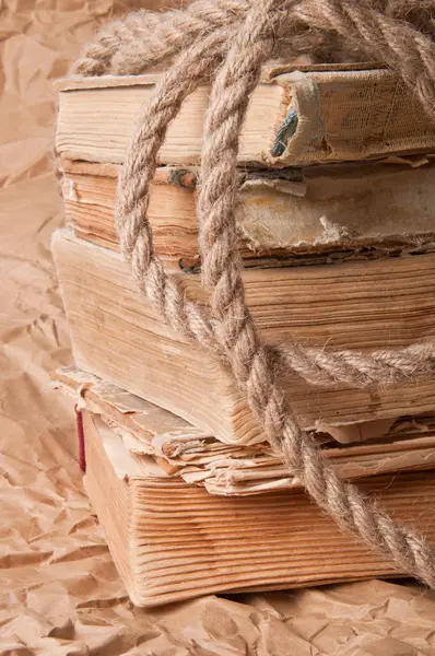 Livros velhos e uma corda — Fotografia de Stock