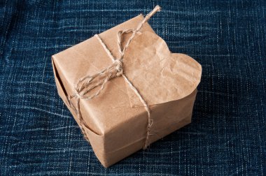 Vintage Sevgililer ve arka plan üzerinde hediye