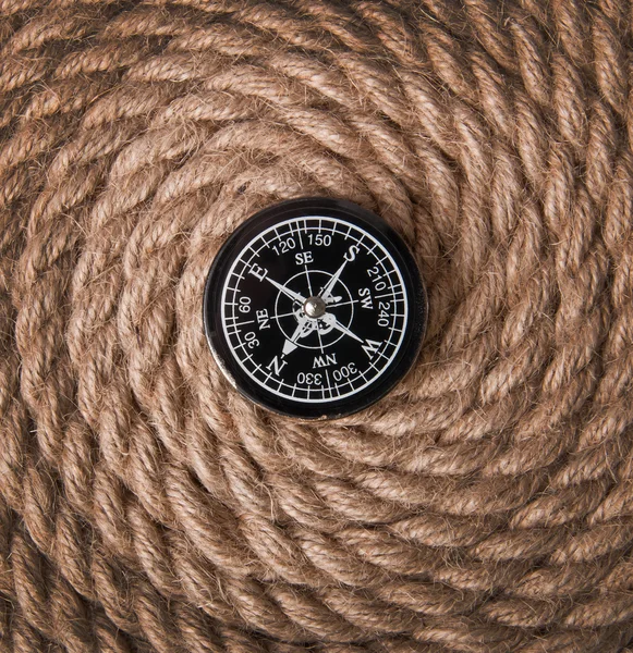 Kompas op de achtergrond van het touw — Stockfoto