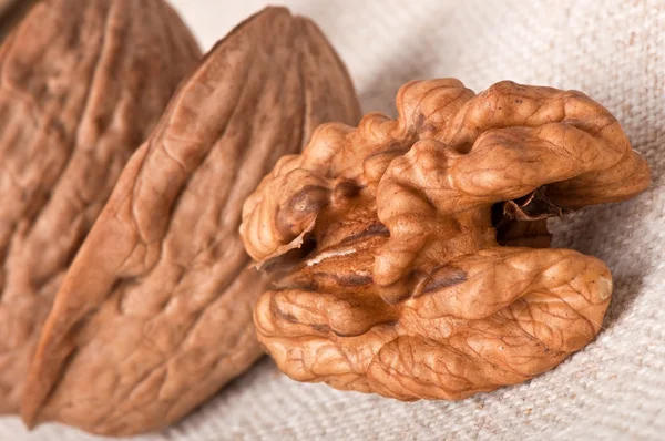 Las nueces sobre el fondo de la tela vieja — Foto de Stock