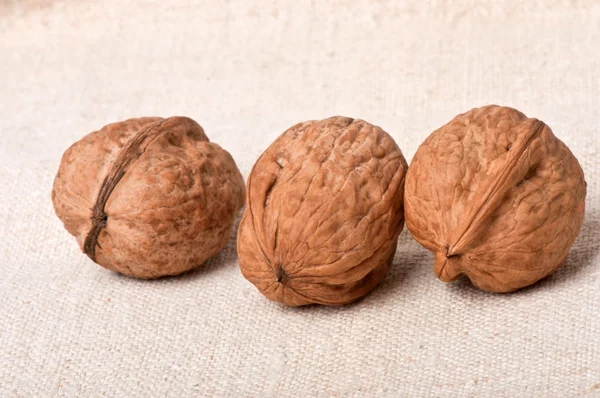 Las nueces sobre el fondo de la tela vieja — Foto de Stock