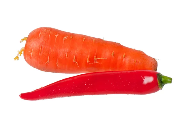 Pimentas vermelhas e cenouras em um fundo branco — Fotografia de Stock