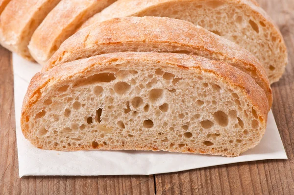 Fette di pane bianco su un tavolo di legno — Foto Stock