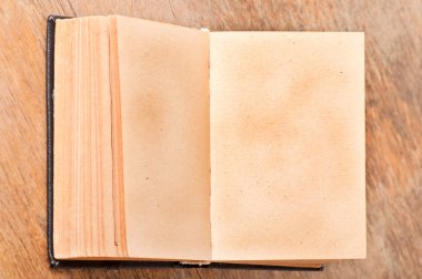 ahşap arka plan üzerinde eski kitap