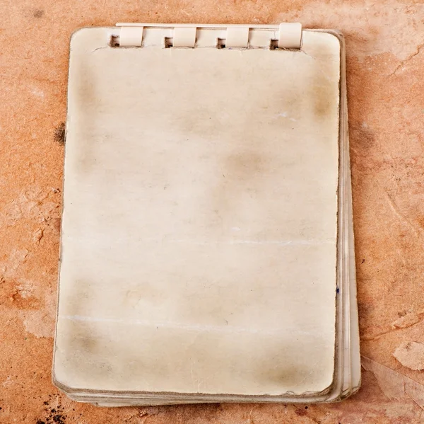 Caderno velho no fundo do papel velho — Fotografia de Stock