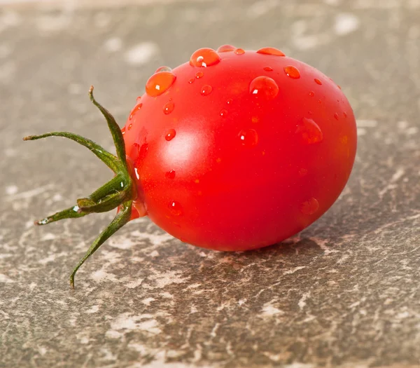 Tomates cereja isolados em branco — Fotografia de Stock