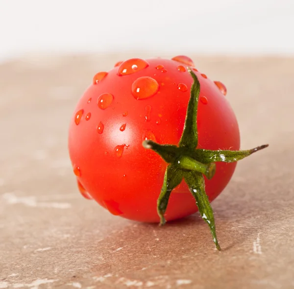 Pomodori ciliegia isolati su bianco — Foto Stock