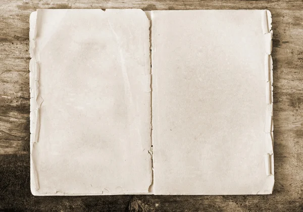 Бумага на старом деревянном фоне — стоковое фото