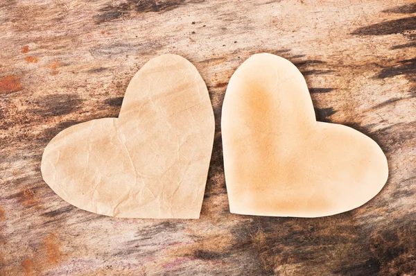 Eski ahşap zemin üzerinde iki kağıt kalp — Stok fotoğraf