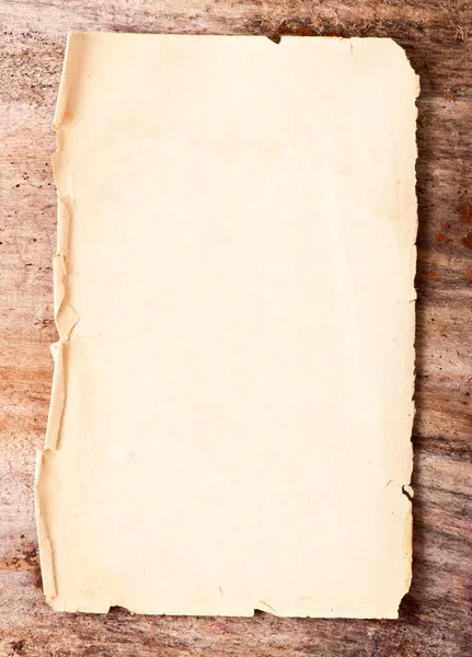 Papier op oude houten achtergrond — Stockfoto
