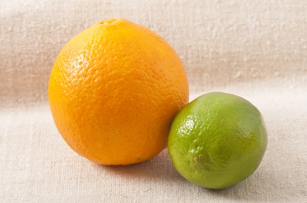 Naranja y lima frescos, maduros — Foto de Stock