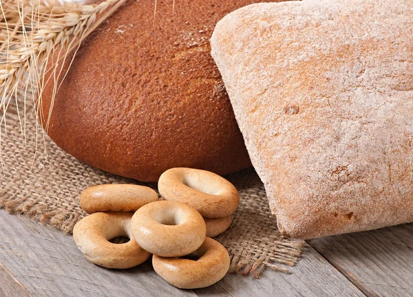 Frisches Brot und Weizenähren — Stockfoto