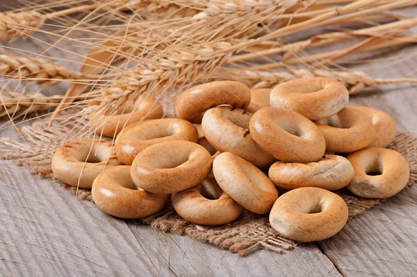 Frisches Brot und Weizenähren — Stockfoto