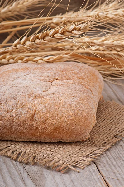 Frisches Brot und Weizenähren — Stockfoto