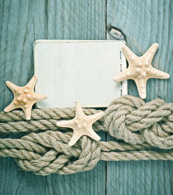 Kağıt ve ahşap zemin üzerinde ip