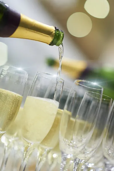 Şampanya şişeleri gözlük içine dökme — Stok fotoğraf