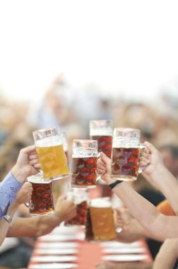 Oktoberfest bira içenlere cam yükseltmek