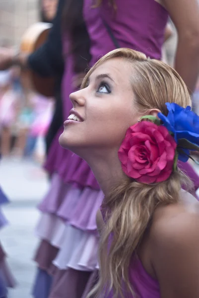 Schöne Frau der spanischen Folkloregruppe — Stockfoto