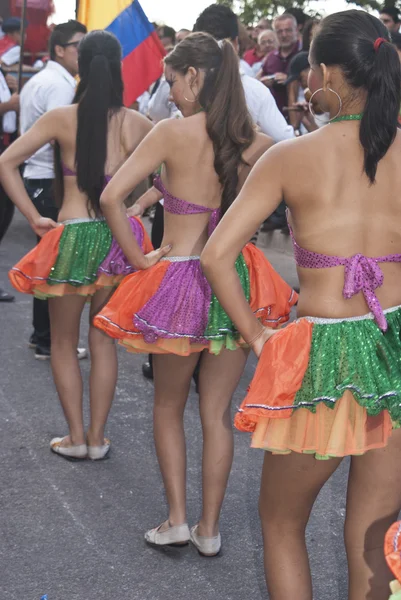Grupo de bailarines folclóricos colombianos — Foto de Stock