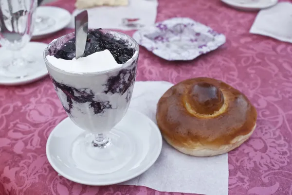 Sizilianische Granita und Brioche — Stockfoto