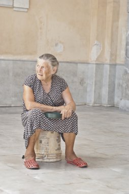 evsiz bir yaşlı kadın yardım istiyor