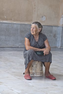 evsiz bir yaşlı kadın yardım istiyor