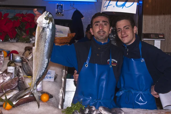 Uomini che vendono pesce — Foto Stock