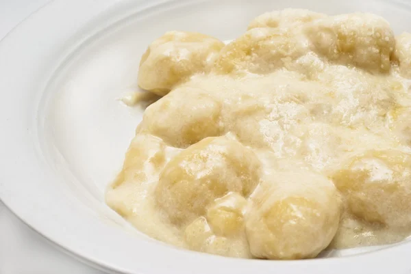 Gnocchi con quattro sughi di formaggio — Foto Stock