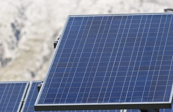 マドニエ山の太陽電池パネルの詳細 — ストック写真