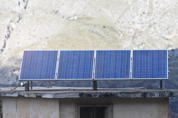 マドニエ山の太陽電池パネルのビュー — ストック写真