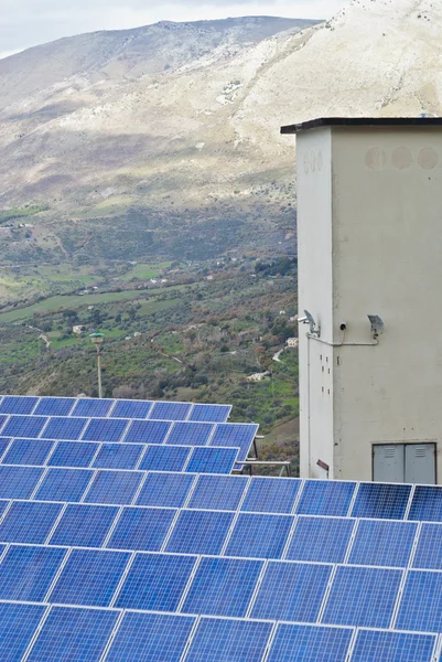 Pohled na solární panely v pohoří madonie — Stock fotografie