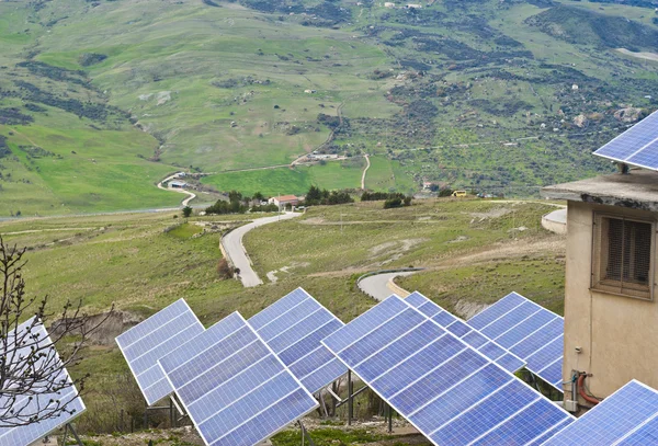 Weergave van zonne-panelen in de bergen "Madonie" — Stockfoto