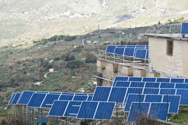 Προβολή των ηλιακών συλλεκτών στα βουνά madonie — Φωτογραφία Αρχείου