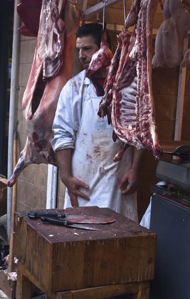 Slaktare säljer kött på den lokala marknaden — Stockfoto