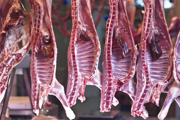 Carne crua numa carnificina no mercado — Fotografia de Stock