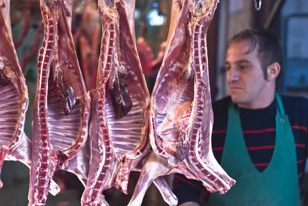 Butcher sells meat on the local market — Stock Photo, Image