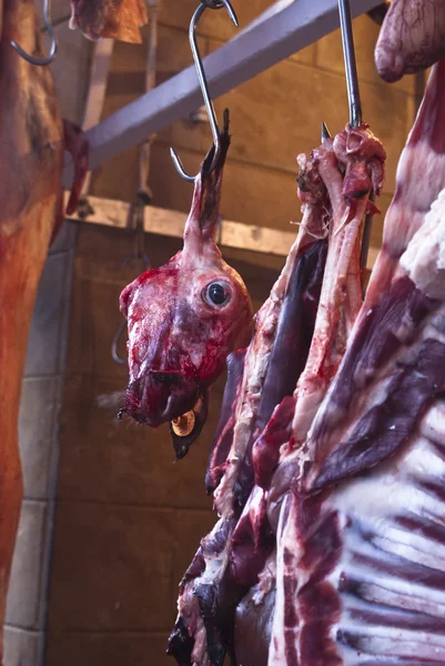 Carne crua numa carnificina no mercado — Fotografia de Stock