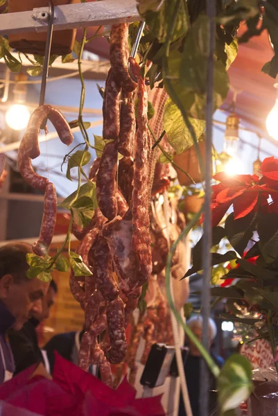 Açougueiro vende carne no mercado local — Fotografia de Stock