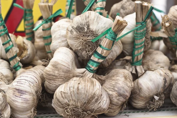 Fresh garlic for sale — Stock Photo, Image